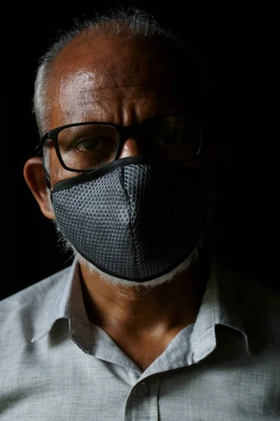 Retrato Homem Indiano Anos Usando Máscara Isolada Fundo Preto — Fotografia de Stock