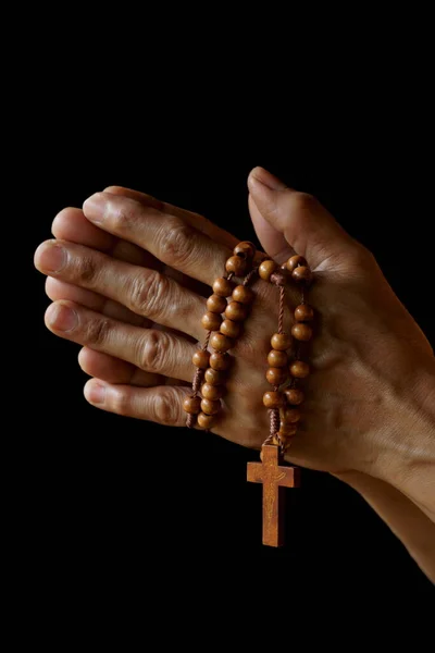 Modlící Ruce Staré Indické Katolické Ženy Dřevěným Růžencem Izolované Prostém — Stock fotografie