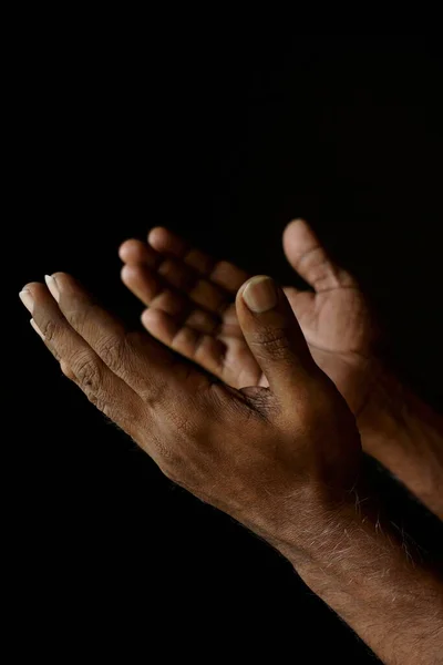 Orando Mãos Homem Católico Indiano Isolado Fundo Preto — Fotografia de Stock