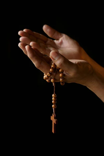 Modlące Się Ręce Starej Katoliczki Indyjskiej Drewnianym Różańcem Odizolowane Czarnym — Zdjęcie stockowe