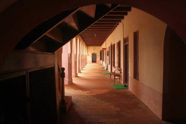 KERALA, INDIA OCT 15, 2025 - Tata Motors logosunu koyu mavi metinde gösteren akıllı telefon ekranı, bulanık finansal tabloya karşı ayarlanmış, borsa ve yatırım bağlamını vurguluyor.