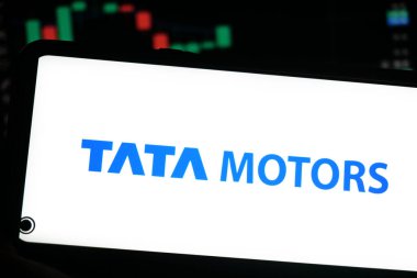 KERALA, INDIA OCT 15, 2025 - Tata Motors logosunu koyu mavi metinde gösteren akıllı telefon ekranı, bulanık finansal tabloya karşı ayarlanmış, borsa ve yatırım bağlamını vurguluyor.