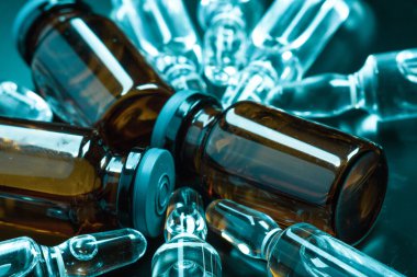 Sağlık ve ilaç şişeleri