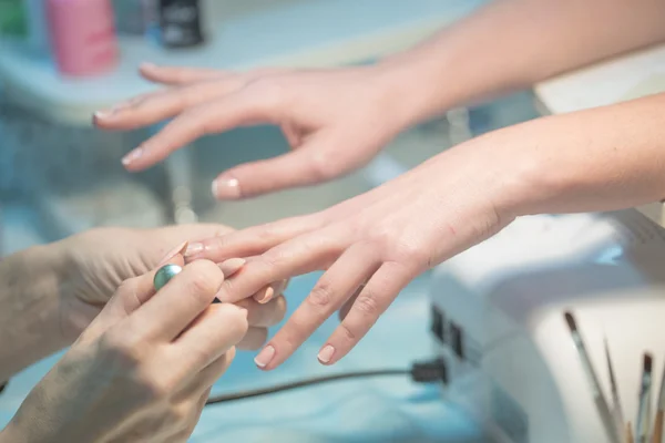 Créer une manucure dans le salon de spa — Photo