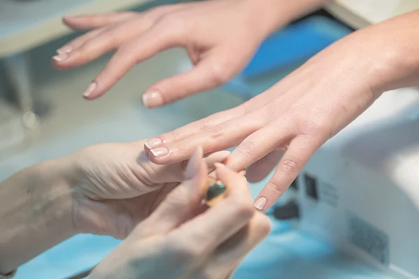 Maniküre im Wellness-Salon — Stockfoto