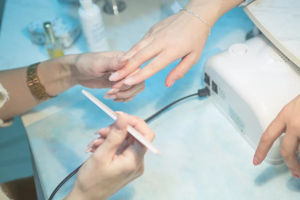 Tworzenie manicure w salonie spa — Zdjęcie stockowe