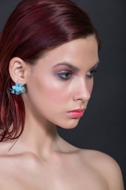 Kızıl saçlı kız siyah bir zemin üzerine vücudunda salatim kalıp ile.