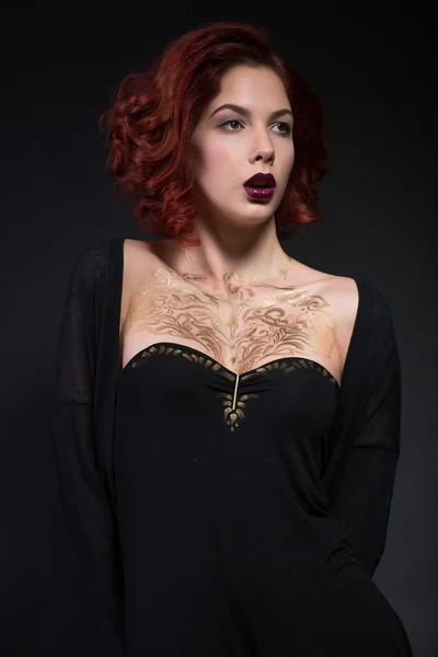 Salatim パターン、体に黒の背景で赤毛の女の子. — ストック写真