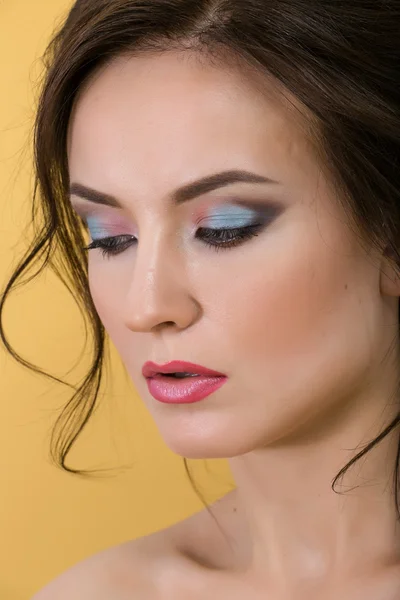 Schönheit Foto Brünette Mädchen mit stilvollem Make-up — Stockfoto