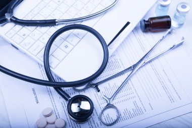 Doktor tonda mavi masada tıbbi cihazlarda