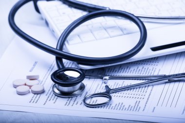 Doktor tonda mavi masada tıbbi cihazlarda