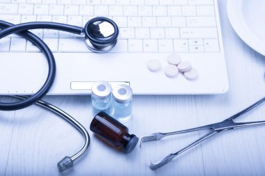 Doktor tonda mavi masada tıbbi cihazlarda