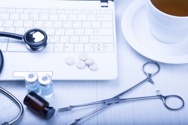 Doktor tonda mavi masada tıbbi cihazlarda