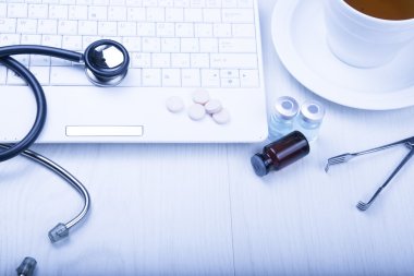 Doktor tonda mavi masada tıbbi cihazlarda