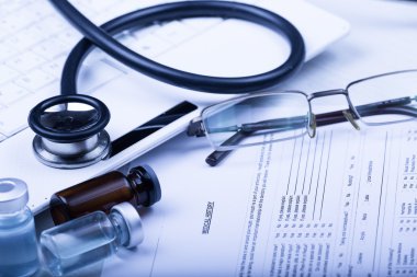 Doktor tonda mavi masada tıbbi cihazlarda