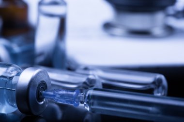 Doktor tonda mavi masada tıbbi cihazlarda