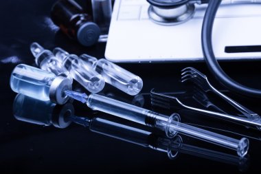 Doktor tonda mavi masada tıbbi cihazlarda
