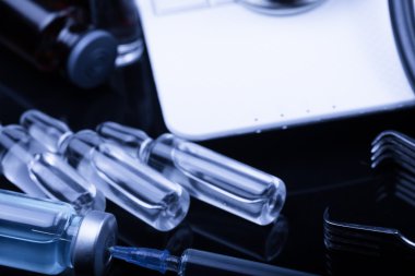 Doktor tonda mavi masada tıbbi cihazlarda