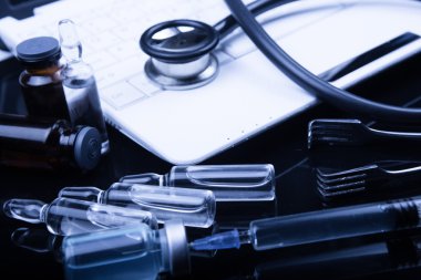 Doktor tonda mavi masada tıbbi cihazlarda