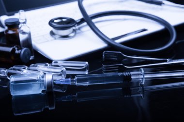 Doktor tonda mavi masada tıbbi cihazlarda