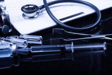 Doktor tonda mavi masada tıbbi cihazlarda