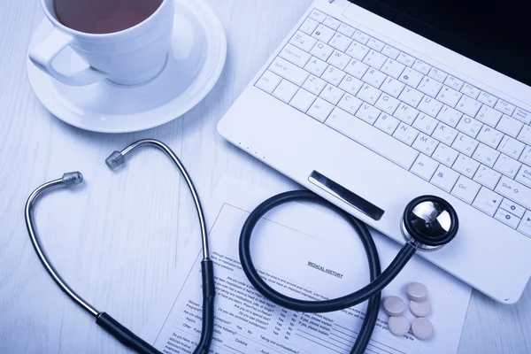 Doktor tonda mavi masada tıbbi cihazlarda