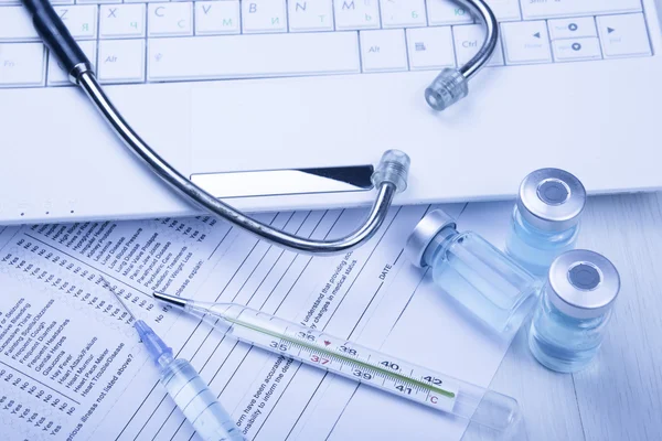 Dispositivos médicos sobre a mesa no médico com tonificação azul — Fotografia de Stock