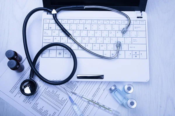 Doktor tonda mavi masada tıbbi cihazlarda