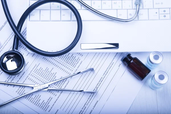 Doktor tonda mavi masada tıbbi cihazlarda