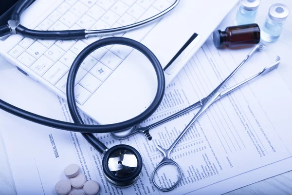 Doktor tonda mavi masada tıbbi cihazlarda