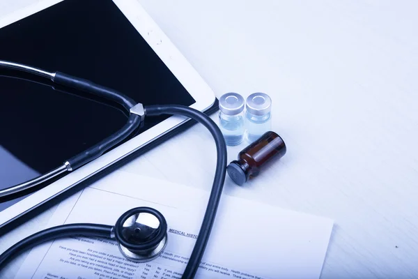 Doktor tonda mavi masada tıbbi cihazlarda