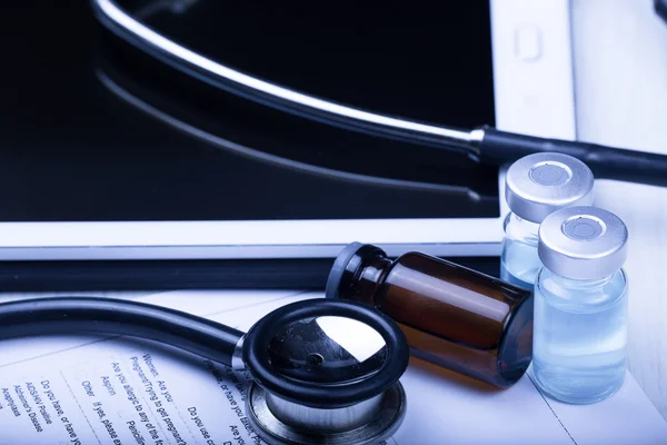 Doktor tonda mavi masada tıbbi cihazlarda