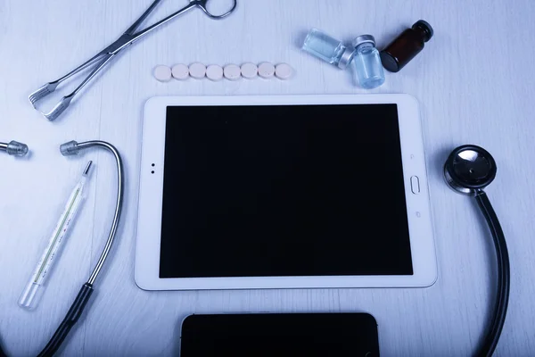 Doktor tonda mavi masada tıbbi cihazlarda