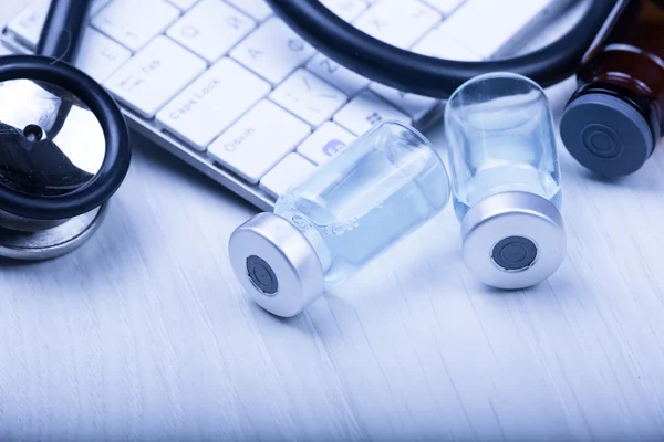 Медицинские приборы на столе у врача с синим тоном — стоковое фото
