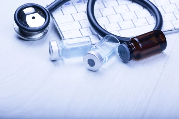 Dispositivi medici sul tavolo al medico con blu tonica — Foto Stock