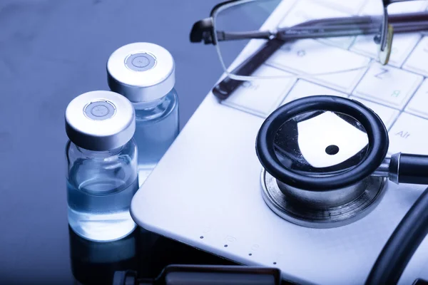 Медицинские приборы на столе у врача с синим тоном — стоковое фото