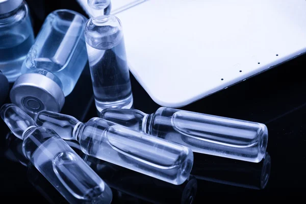 Dispositivos médicos sobre a mesa no médico com tonificação azul — Fotografia de Stock