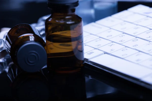 블루 톤으로 의사에 테이블에 의료 기기 — 스톡 사진