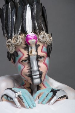 Güzellik kız portre sanat ile etnik şekilde 