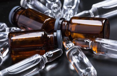  Siyah arka planda tıbbi ampuller