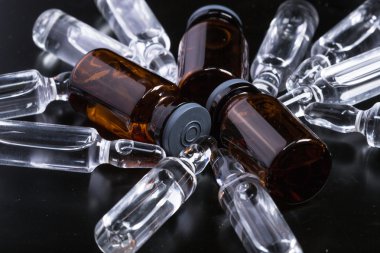  Siyah arka planda tıbbi ampuller