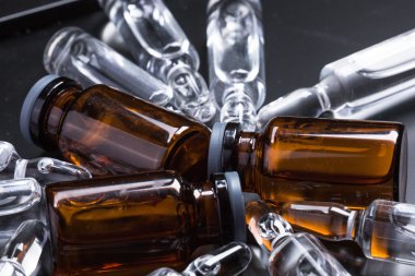  Siyah arka planda tıbbi ampuller