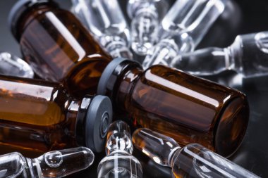  Siyah arka planda tıbbi ampuller