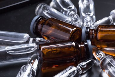  Siyah arka planda tıbbi ampuller