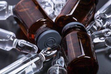  Siyah arka planda tıbbi ampuller