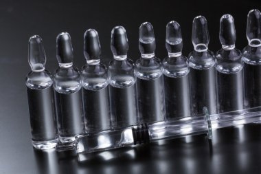  Siyah arka planda tıbbi ampuller
