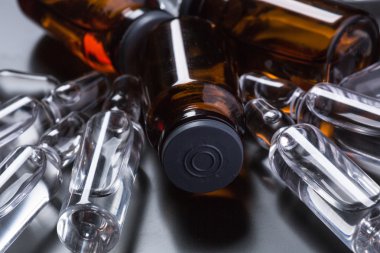  Siyah arka planda tıbbi ampuller