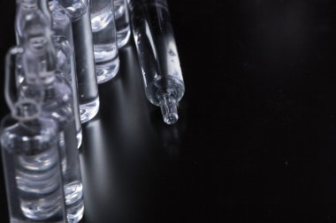  Siyah arka planda tıbbi ampuller