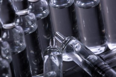  Siyah arka planda tıbbi ampuller