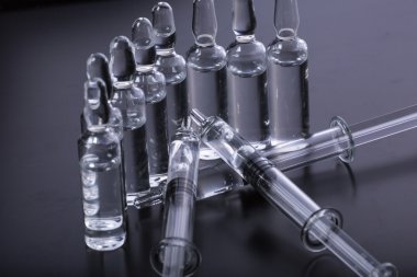  Siyah arka planda tıbbi ampuller